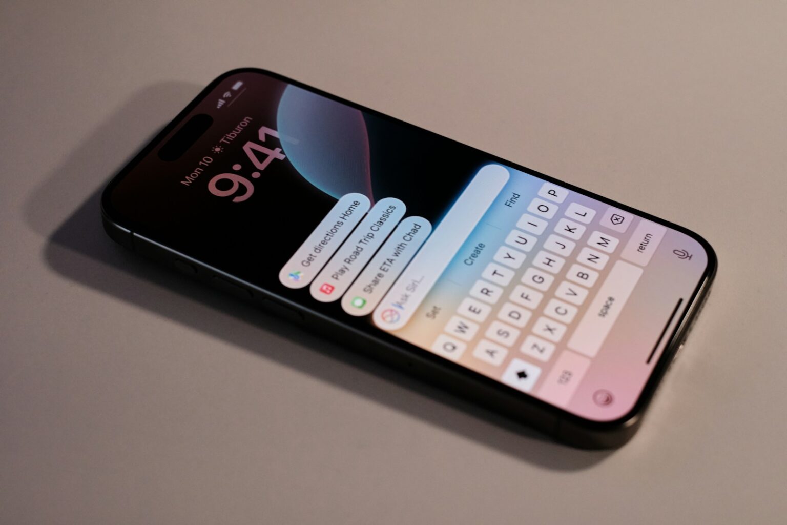 Apple, Google의 AI 모델로 Siri 혁신: 10억 달러 규모 협상 진행 A close up of a cell phone with a keyboard on it
