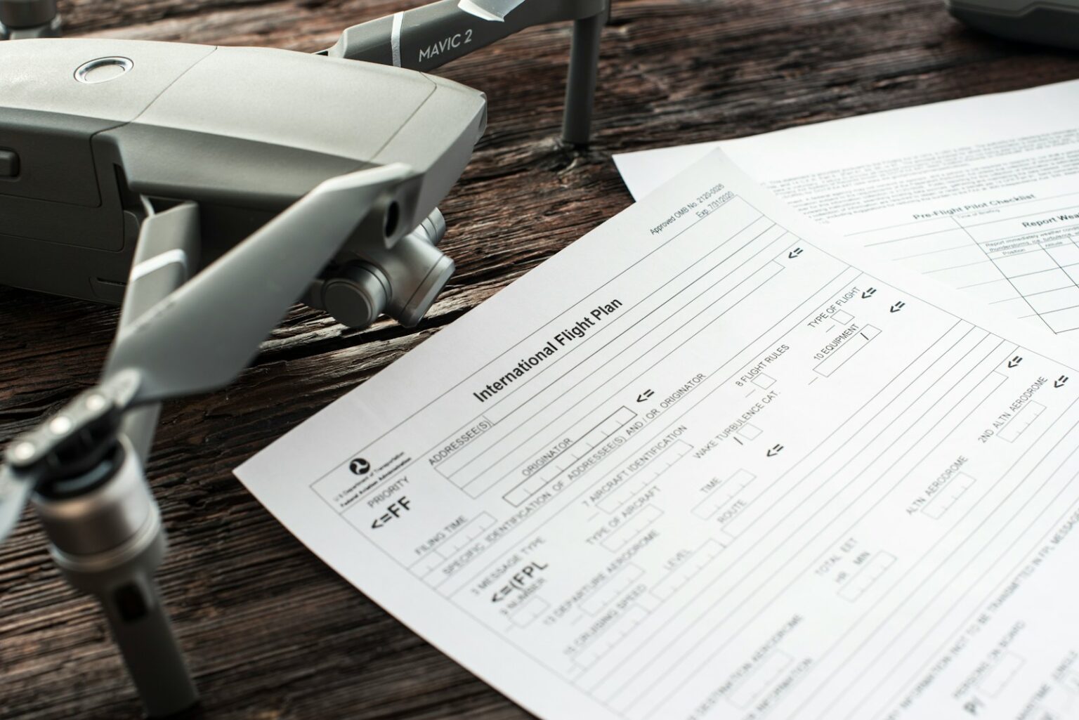 미국 무역대표부, EU 기업들에 보복 규제하겠다 경고 white printer paper on brown wooden table