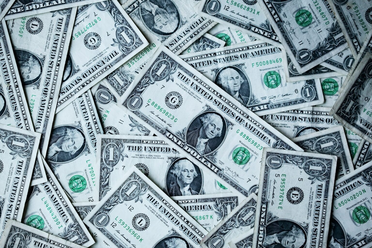 젠슨 황 “오픈AI에 엔비디아 역사상 최대 규모 투자 논의”… 147조 원 계획은 전면 수정 1 U.S.A dollar banknotes