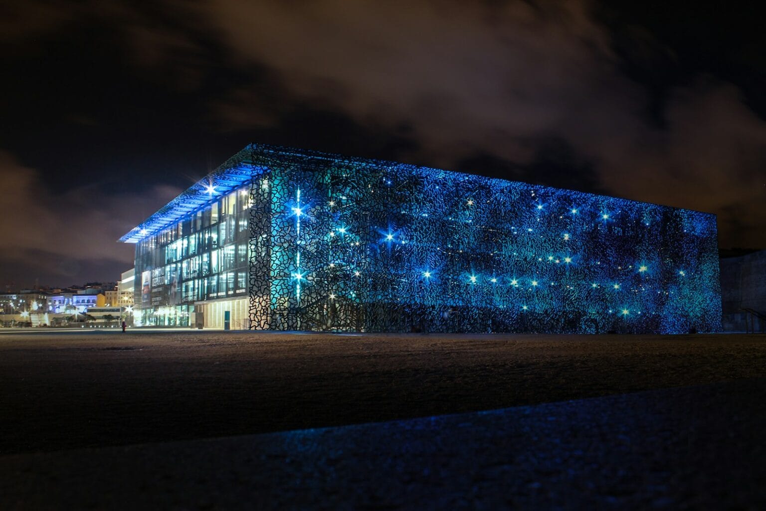 AI 데이터센터 건설, 92조 원 프로젝트가 멈춰 섰다 brown concrete building under white clouds during daytime