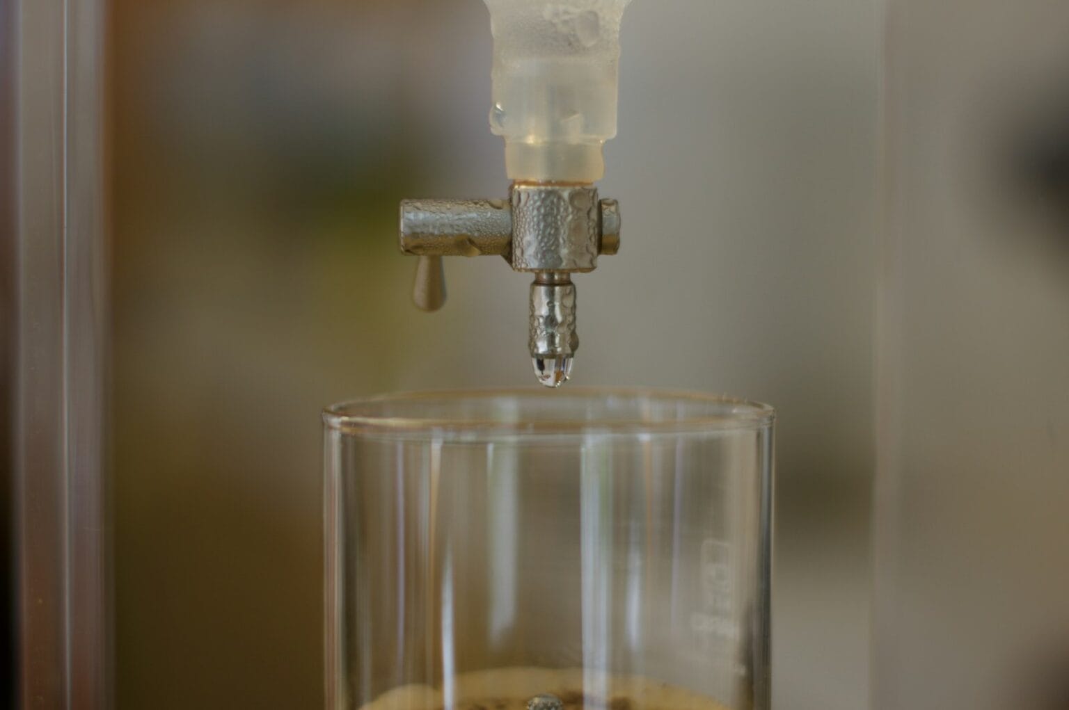 앤트로픽, 중국 AI 3사의 클로드 대규모 무단 증류 고발 clear glass contanier