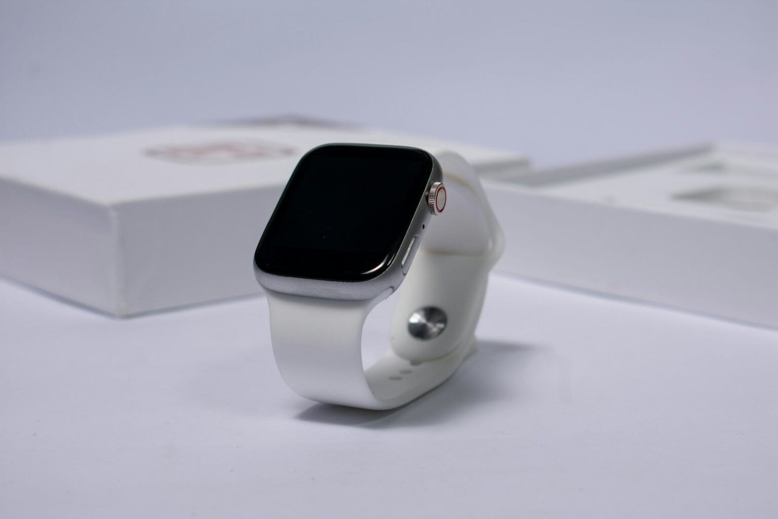 14조 원 날린 메타의 반격… ‘건강 데이터’ 노리는 저가 스마트워치 2026년 출격 white and black apple watch