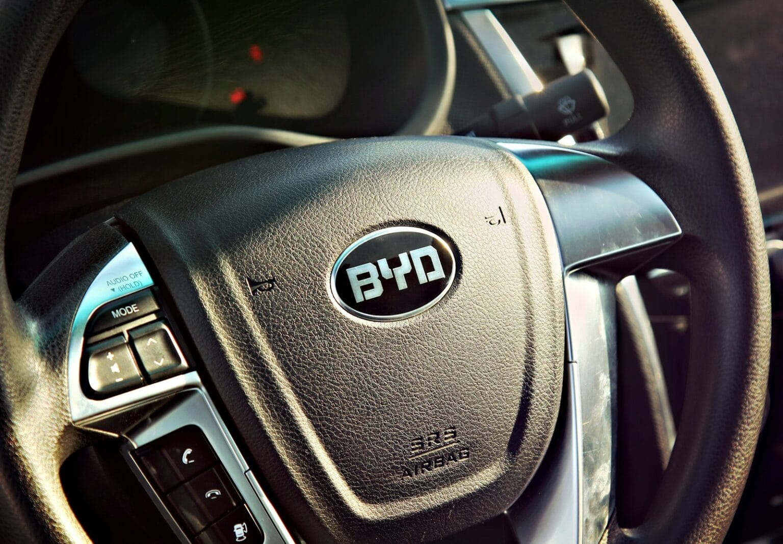 BYD, 매출로 테슬라 첫 추월… 순이익은 19% 급감 black vehicle steering wheel close-up photography