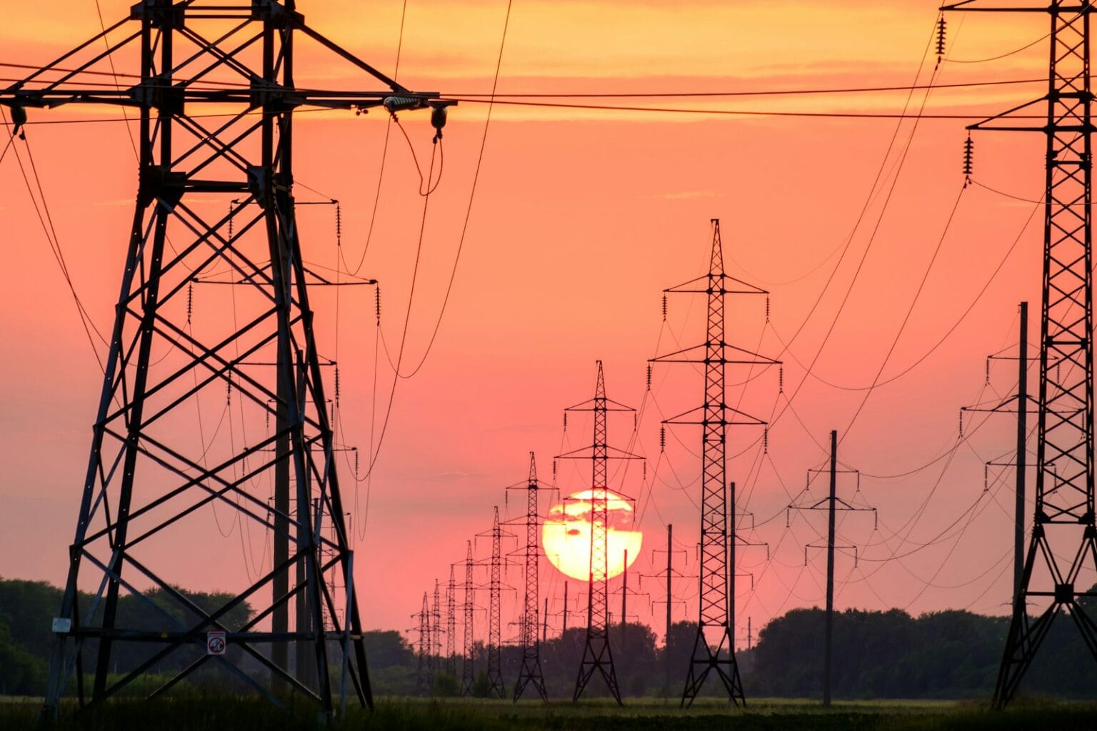 송전선 새로 짓지 않고 용량 50% 늘린다 silhouette of electric post during sunset