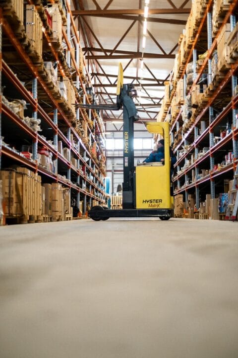 피클 로봇, UPS에 400대 납품 앞두고 ‘현장 실전 노하우’ 공개… 시간당 1,500박스 하역 A yellow forklift in a large warehouse