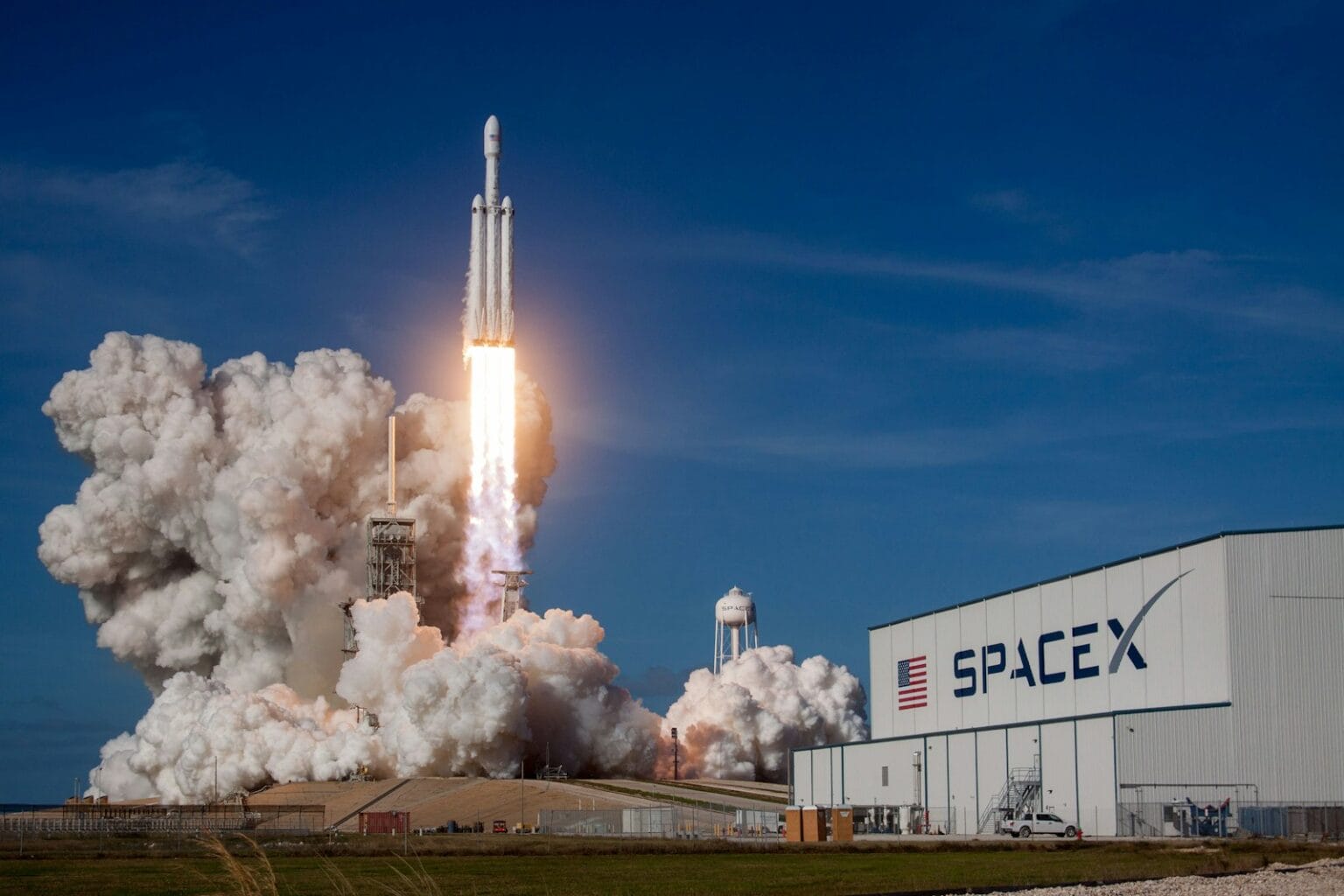 스타십 재사용, S-1 공개 후 오히려 불투명해지다 rocket ship launching during daytime